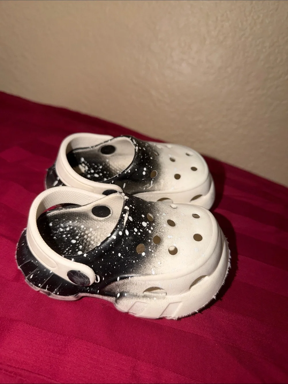 Kids White & Black Paint-Splash Clog Shoes